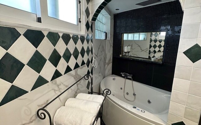 Luxurious 2-bed Seaside Apartment in Saronida