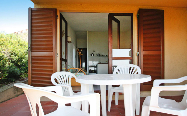 Apartment in Costa Paradiso with garden furniture