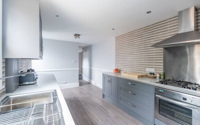 Stylish Family Home by Twickenham Stadium