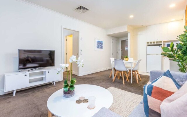 Lovely City Apartment with Pool & Gym