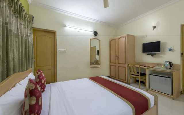 Hotel Raj Comforts - Golf View