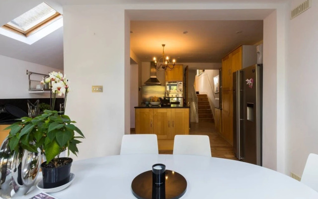 Fabulous 4-Bed House in Fulham with Garden!