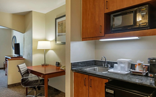 Comfort Suites North Dallas