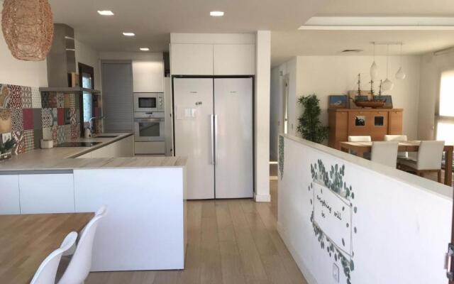 R127 Moderna villa cerca del mar