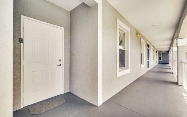 < 1 Mi to Beach: Sleek Naples Condo