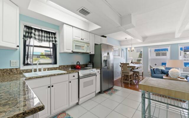 Sunset Beach House by Vtrips