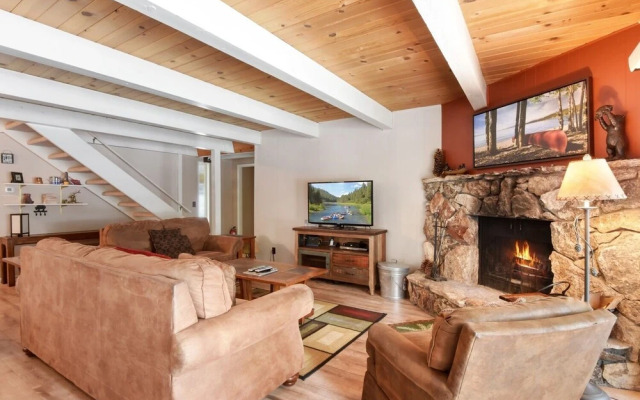 Roycraft Dog Friendly Cabin by RedAwning