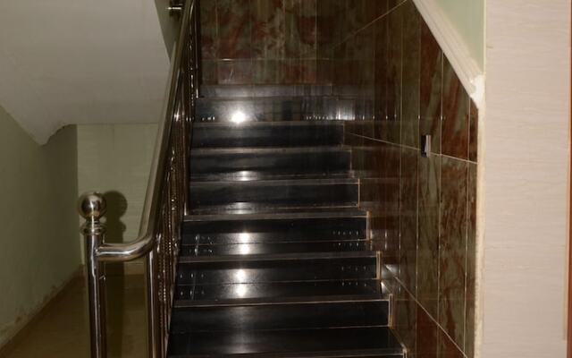 Nue-Crest Hotels And Suites