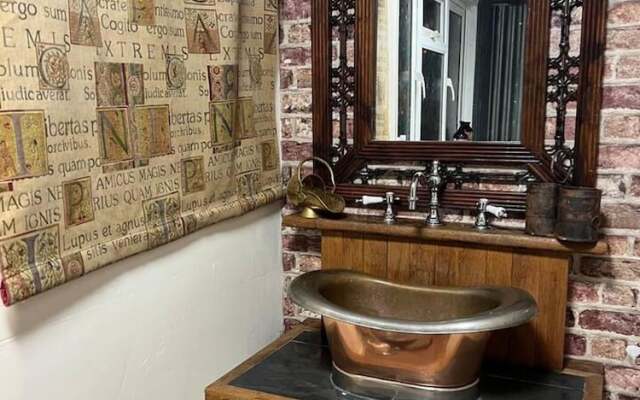 Bridie Rose - hot tub Extra Charge Exotic Animals