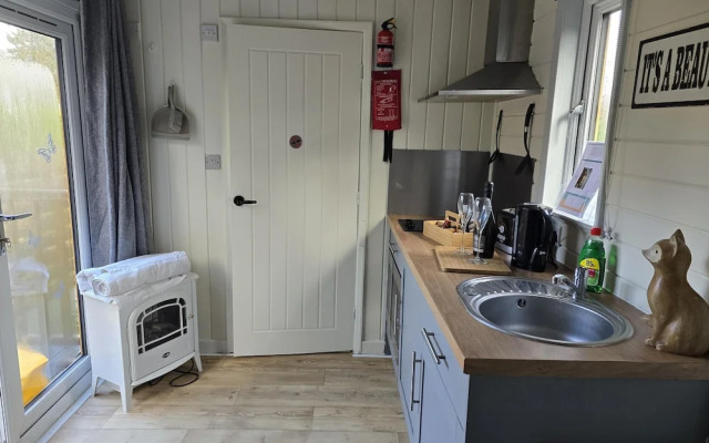 Glamping Hut - Riverside 1