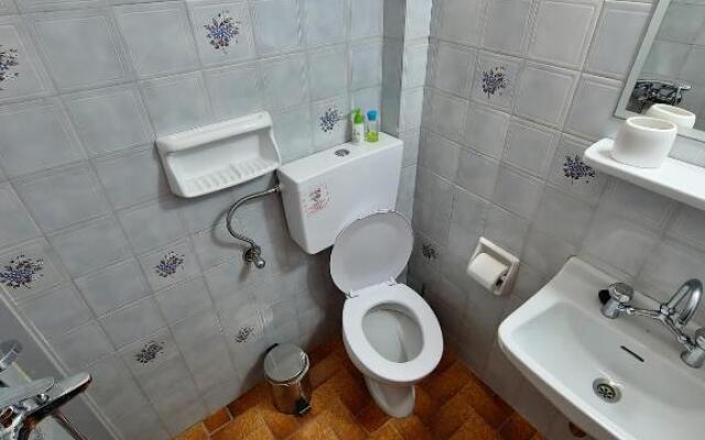 Alexandra Studio 12