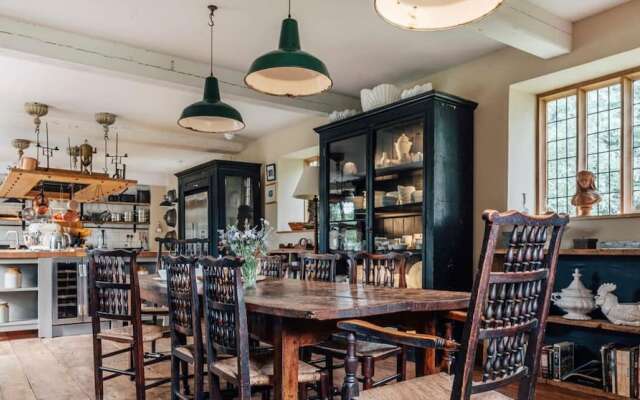 Lavish Tudor Hall Gardens - Sleeps 14