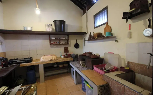 Capital O 94011 Binhari Guest House