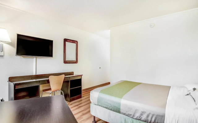Motel 6 Madison North