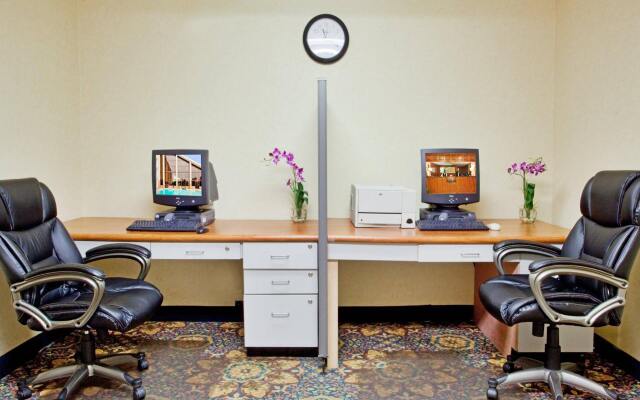 Holiday Inn Roanoke Airport – Conference CTR by IHG