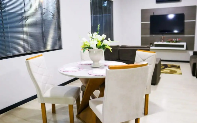 Casa Central piscina e AC para 8 hospede