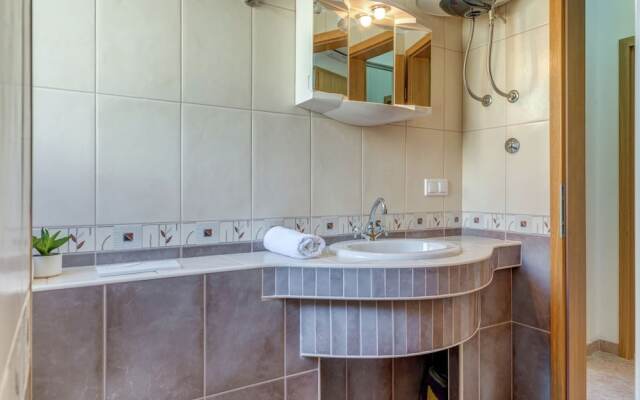 Holiday Home With Outdoor Hot Tub, Near the Sea