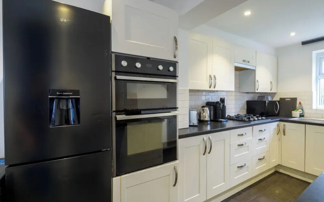 Dartford - 3 Bed House- Sleeps7 - Garden