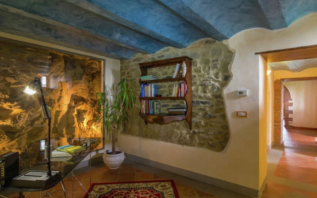 Villa in Cortona With Pool & Hill Views