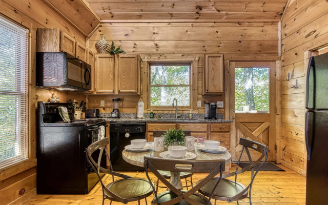 Dog Friendly Quiet Chalet Hot Tub Fireplace