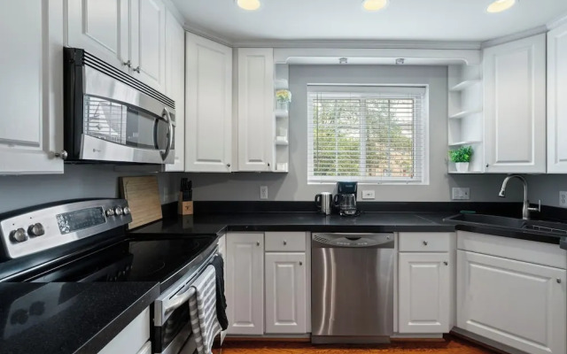 Charming Townhouse Retreat by Cozysuites