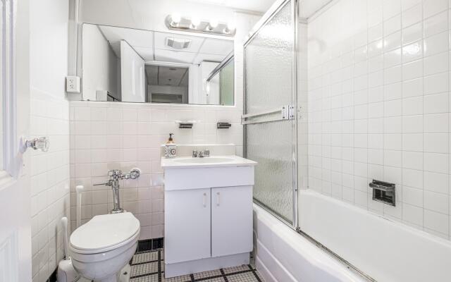 Modern 1BR + Train | Theatre District | Evonify