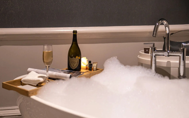 Barnett Hill - Luxury Hotel