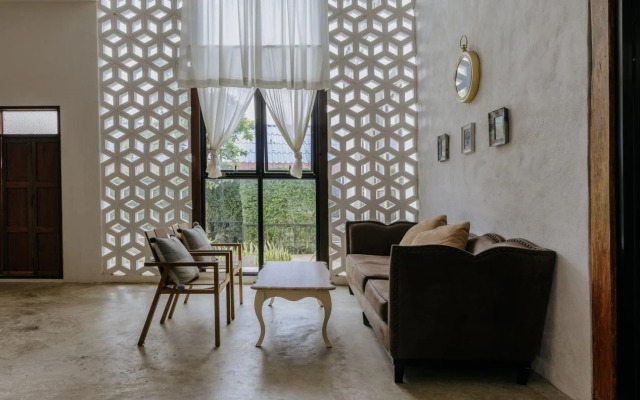 White Wall Riverfront Hotel