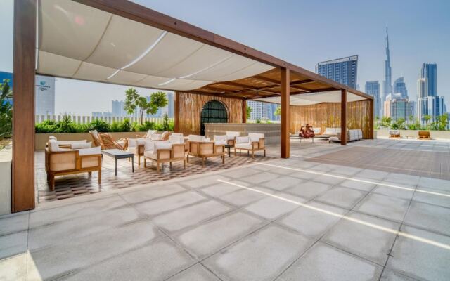 Sleek 1BR w Balcony in Business Bay