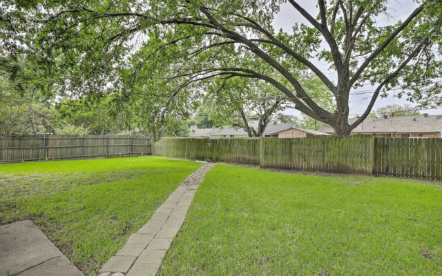 Home 1 Mi to University of Texas: Relax Fireside!