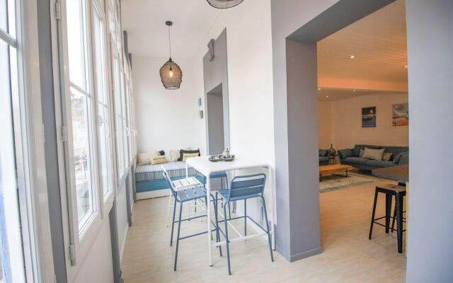 Maison bleue du bassin