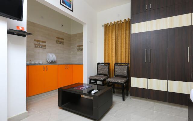 OYO 10701 Moukthi Apartment