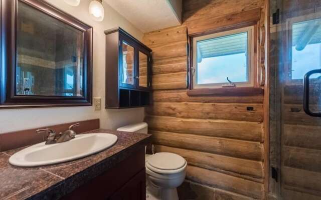 The Two Moose Inn - Luxury Log Cabin for Families!