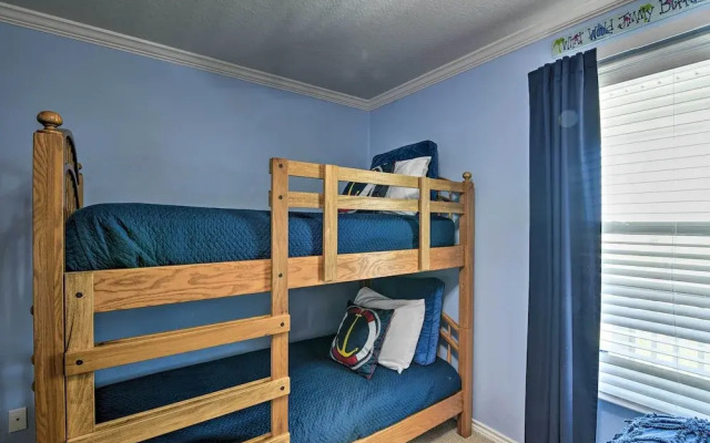 Walk to Galveston Beach: Pet-friendly Home