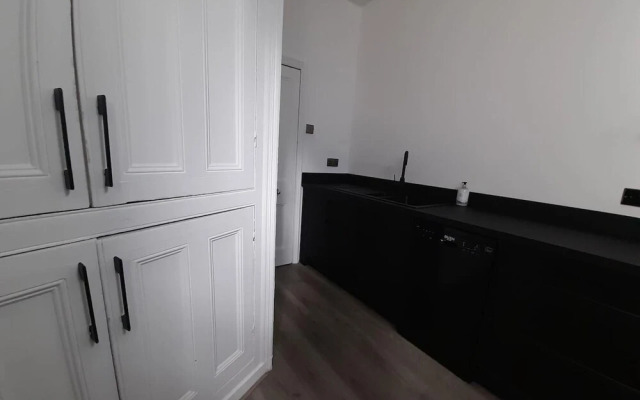 Spacious 5-bed House - Sleeps 10, Garden & Parking