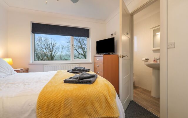 The Beach Apartment - Walk to Beach, Parking, Enclosed Garden