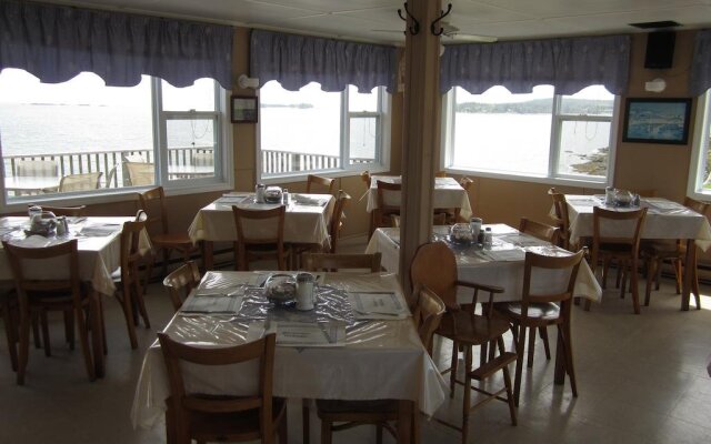 Baybreeze Restaurant and Motel