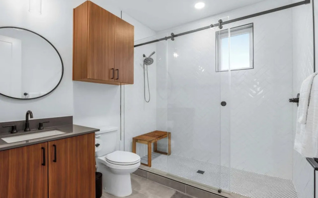 Creekside Modern Condo for 4