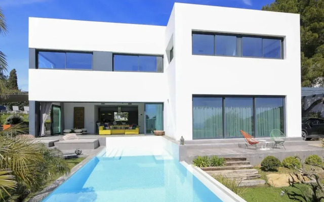 Holiday Home With Manicured Gardens