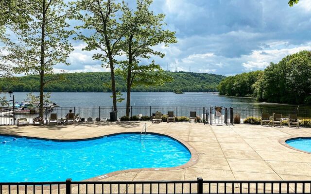 Near Skiing & Lakes: Contemporary Poconos Townhome