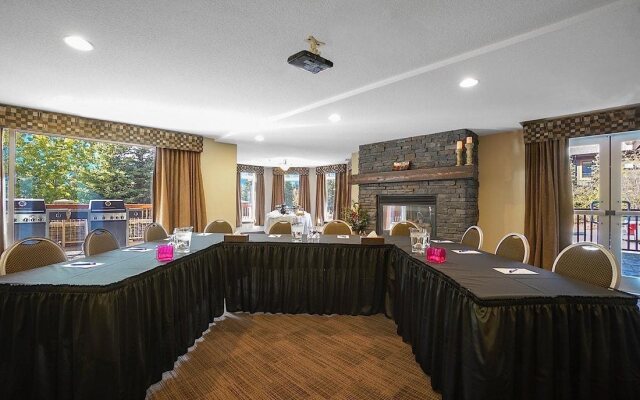 Falcon Crest Lodge by CLIQUE