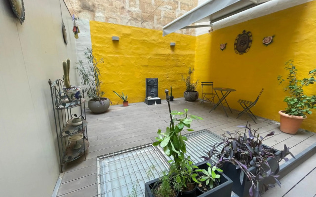 Valletta Collection - Merchant Str Apartment with large yard