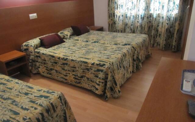 Hostal y Apartamento Molí de Mar