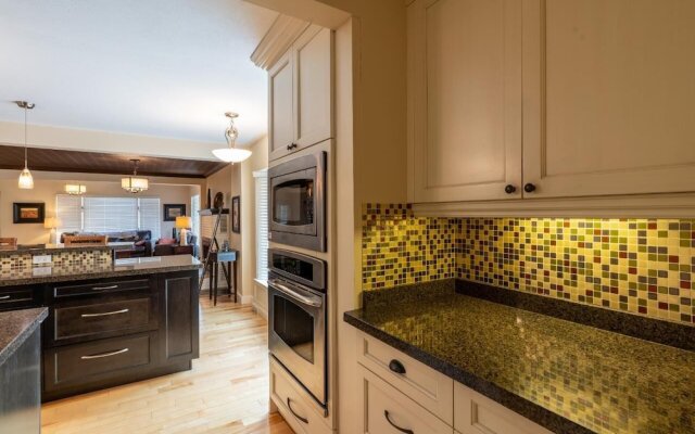 LUXURIOUS 5,500 sqft Home: 5 Br/5 Ba | PRIVATE Pool & Hot Tub | STEPS to Beach