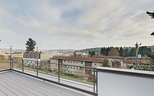 New Listing New Build Ballard Rooftop Deck 4 Bedroom Home
