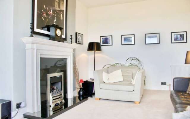 2 Bedroom Flat In Comely Bank