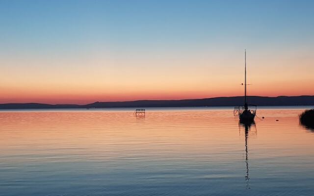 Sunshine Beach House  directly at the  lake