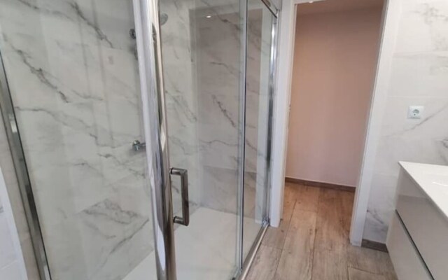 Modern Studio Apartment, Sea and Garden Views