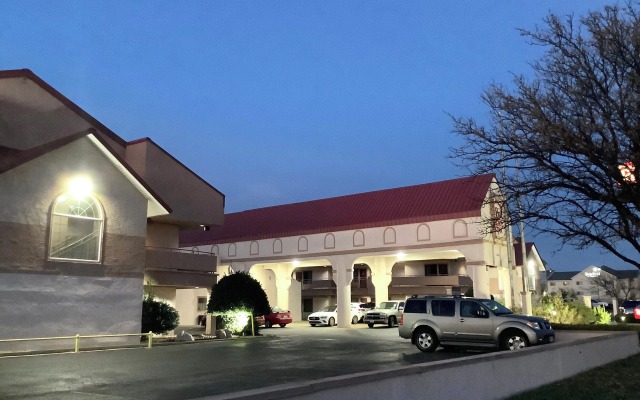 HomeTowne Studios by Red Roof Amarillo West