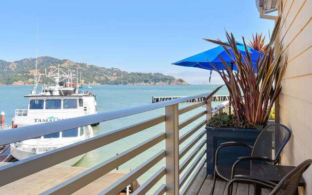 Waters Edge Hotel